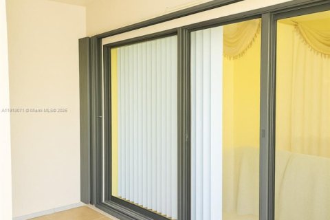 Condo in Hollywood, Florida, 2 bedrooms  № 1972967 - photo 5