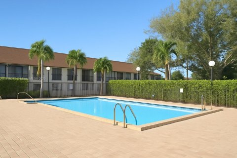 Condo in Hollywood, Florida, 2 bedrooms  № 1972967 - photo 9