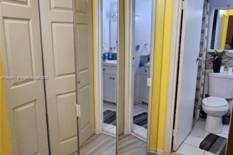 Condo in Hollywood, Florida, 2 bedrooms  № 1972967 - photo 4