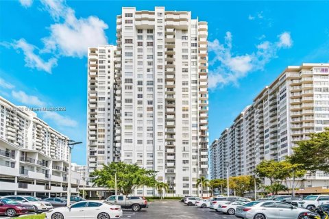Condominio en venta en Aventura, Florida, 1 dormitorio, 71.16 m2 № 2077180 - foto 28
