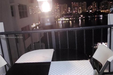 Condominio en venta en Aventura, Florida, 1 dormitorio, 71.16 m2 № 2077180 - foto 2