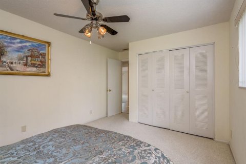 Condo in Largo, Florida, 2 bedrooms  № 1916337 - photo 27
