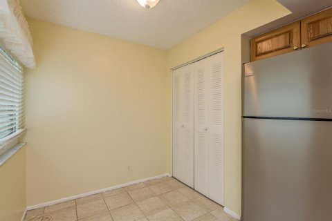 Condo in Largo, Florida, 2 bedrooms  № 1916337 - photo 19