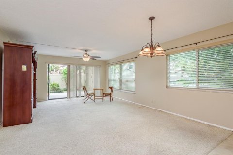 Condo in Largo, Florida, 2 bedrooms  № 1916337 - photo 11