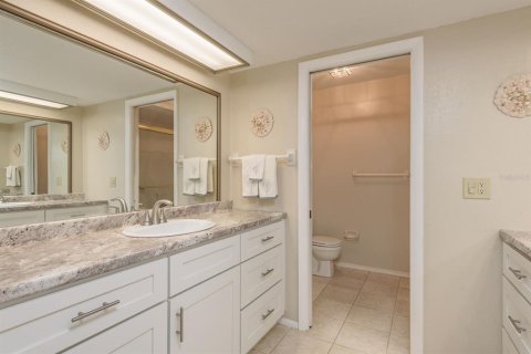 Condo in Largo, Florida, 2 bedrooms  № 1916337 - photo 24