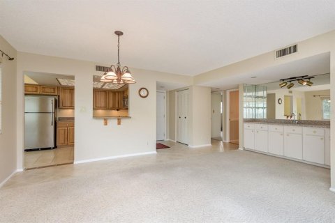 Condo in Largo, Florida, 2 bedrooms  № 1916337 - photo 7