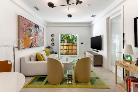 Condominio en venta en Miami Beach, Florida, 2 dormitorios, 69.68 m2 № 1978898 - foto 2