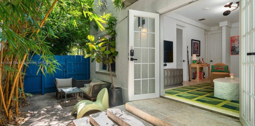 Condominio en Miami Beach, Florida, 2 dormitorios  № 1978898