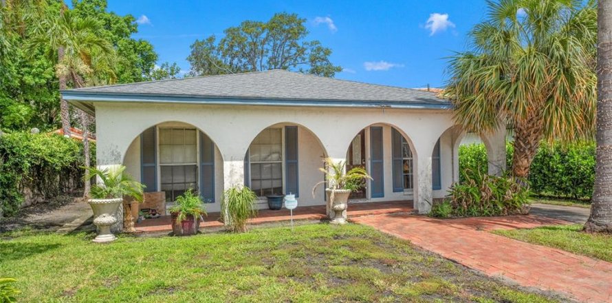 House in Tampa, Florida 3 bedrooms, 134.99 sq.m. № 1825047