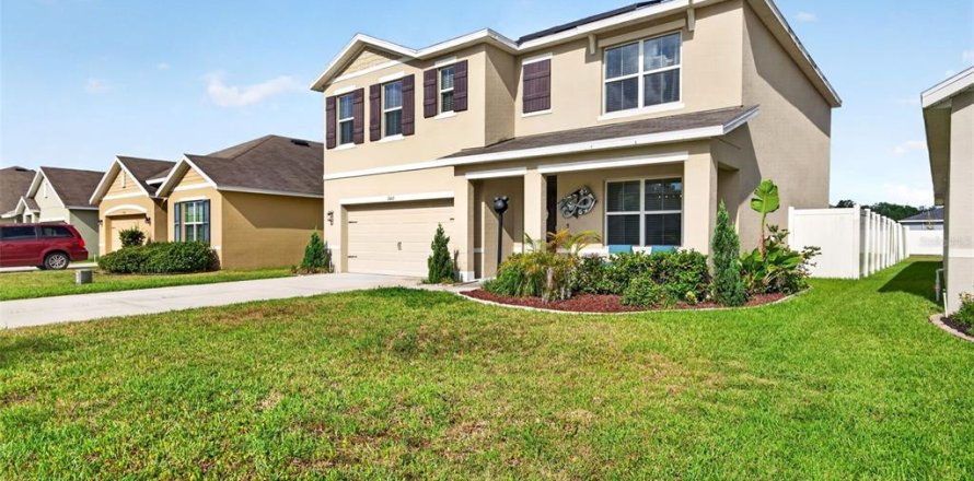 House in Zephyrhills, Florida 5 bedrooms, 239.22 sq.m. № 2199142