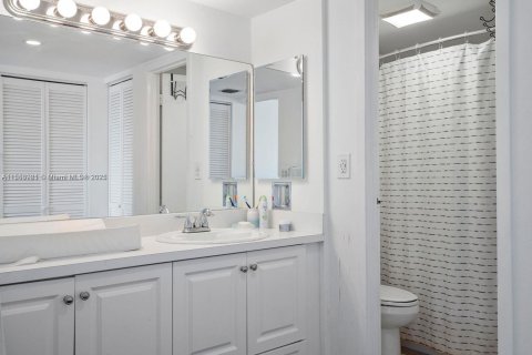 Condo in Sunny Isles Beach, Florida, 2 bedrooms  № 1864952 - photo 24