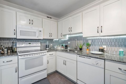 Condo in Sunny Isles Beach, Florida, 2 bedrooms  № 1864952 - photo 11