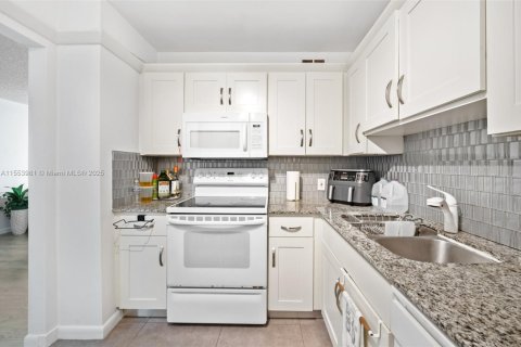Condo in Sunny Isles Beach, Florida, 2 bedrooms  № 1864952 - photo 9