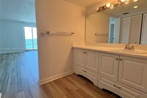 Condo in Sunny Isles Beach, Florida, 2 bedrooms  № 1864952 - photo 26