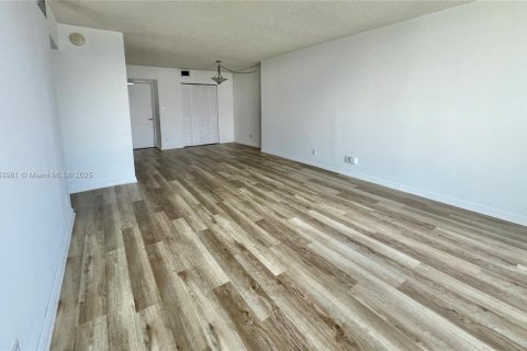 Condo in Sunny Isles Beach, Florida, 2 bedrooms  № 1864952 - photo 15