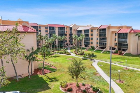 Condo in Port Charlotte, Florida, 2 bedrooms  № 1450004 - photo 1