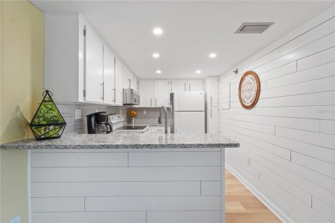 Condo in Port Charlotte, Florida, 2 bedrooms  № 1450004 - photo 11
