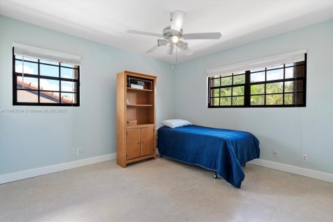 House in Miami, Florida 4 bedrooms, 234.95 sq.m. № 1889802 - photo 19