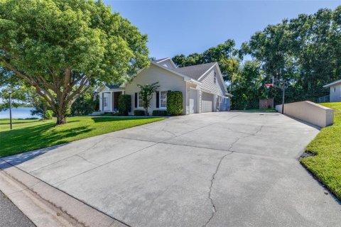 House in Winter Haven, Florida 5 bedrooms, 343.18 sq.m. № 2337318 - photo 9