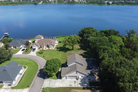 House in Winter Haven, Florida 5 bedrooms, 343.18 sq.m. № 2337318 - photo 4
