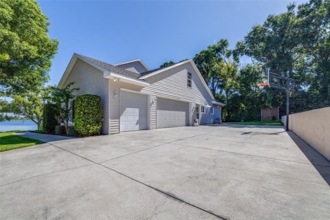 House in Winter Haven, Florida 5 bedrooms, 343.18 sq.m. № 2337318 - photo 10