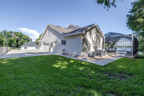 House in Winter Haven, Florida 5 bedrooms, 343.18 sq.m. № 2337318 - photo 13
