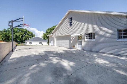 House in Winter Haven, Florida 5 bedrooms, 343.18 sq.m. № 2337318 - photo 12