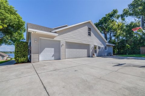 House in Winter Haven, Florida 5 bedrooms, 343.18 sq.m. № 2337318 - photo 11