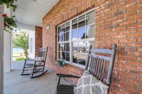 House in Winter Haven, Florida 5 bedrooms, 343.18 sq.m. № 2337318 - photo 17