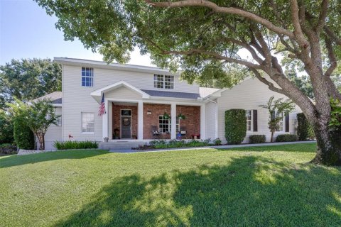 House in Winter Haven, Florida 5 bedrooms, 343.18 sq.m. № 2337318 - photo 8