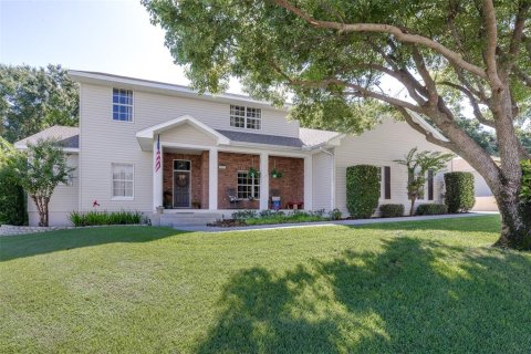House in Winter Haven, Florida 5 bedrooms, 343.18 sq.m. № 2337318