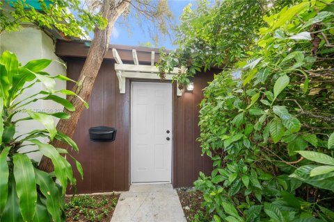 Commercial property in Cutler Bay, Florida 1 bedroom, 172.43 sq.m. № 1998551