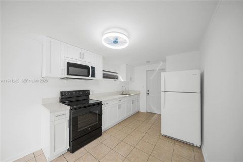 Propiedad comercial en alquiler en Cutler Bay, Florida, 1 dormitorio, 172.43 m2 № 1998551 - foto 6