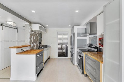 Condo in Miami, Florida, 2 bedrooms  № 1726839 - photo 6