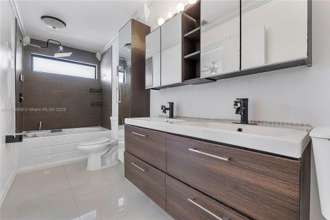 Condo in Miami, Florida, 2 bedrooms  № 1726839 - photo 11