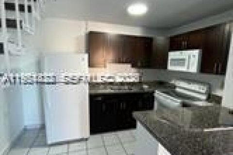 Condo in Miami, Florida, 1 bedroom  № 2009140 - photo 5