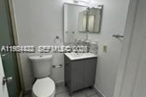 Condo in Miami, Florida, 1 bedroom  № 2009140 - photo 4