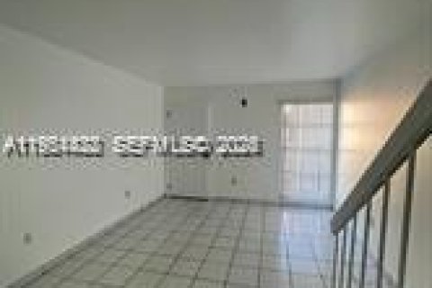 Condo in Miami, Florida, 1 bedroom  № 2009140 - photo 3