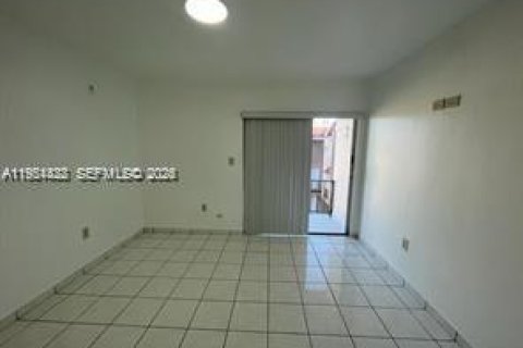 Condo in Miami, Florida, 1 bedroom  № 2009140 - photo 2
