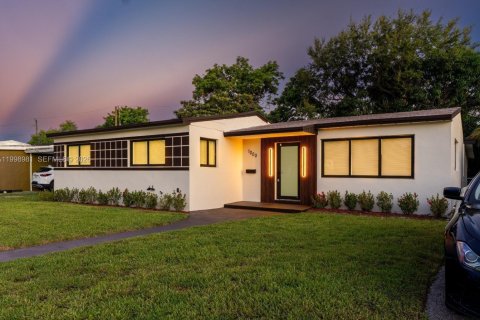 Дом в Майами-Гарденс, Флорида 3 спальни, 110.55м2 № 2060564