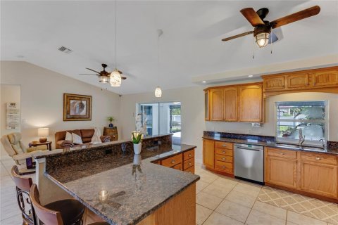 House in Port Charlotte, Florida 3 bedrooms, 186.18 sq.m. № 1885532 - photo 16