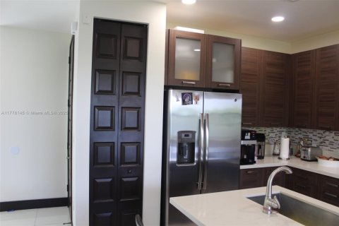 Adosado en venta en Miami Lakes, Florida, 3 dormitorios, 147.53 m2 № 1700282 - foto 9