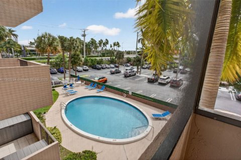 Condominio en venta en Pompano Beach, Florida, 1 dormitorio, 58.53 m2 № 2017240 - foto 16