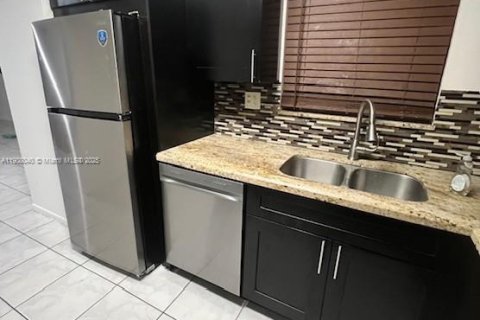 Купить кондоминиум в Санрайз, Флорида 2 спальни, 90.12м2, № 1973123 - фото 1