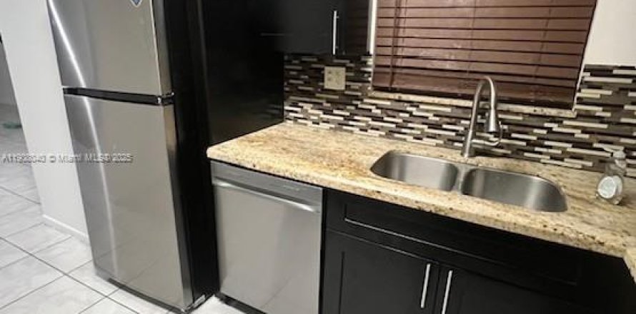 Кондоминиум с 2 спальнями в Санрайз, Флорида № 1973123