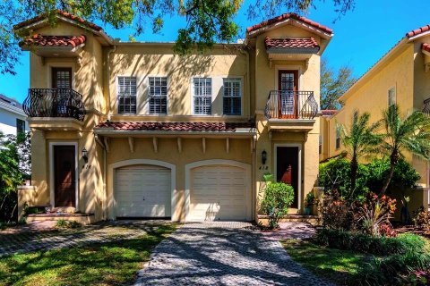 Townhouse in Tampa, Florida 3 bedrooms, 196.86 sq.m. № 2101863 - photo 2