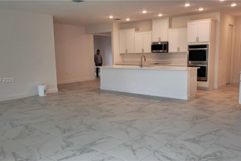 Снять в аренду виллу или дом в Порт-Сент-Луси, Флорида 4 спальни, 303.98м2, № 1992473 - фото 5