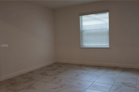 Снять в аренду виллу или дом в Порт-Сент-Луси, Флорида 4 спальни, 303.98м2, № 1992473 - фото 2