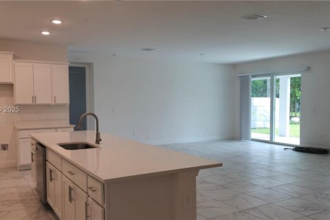 Снять в аренду виллу или дом в Порт-Сент-Луси, Флорида 4 спальни, 303.98м2, № 1992473 - фото 3