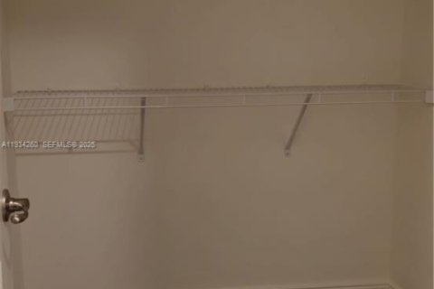 Снять в аренду виллу или дом в Порт-Сент-Луси, Флорида 4 спальни, 303.98м2, № 1992473 - фото 8